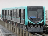 扇大橋～足立小台間を走る320形車両（Nyohohoさん・2017年5月18日撮影、Wikimedia Commons