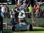 お見事！　ロボットゴルファーがホールインワンを決める瞬間
