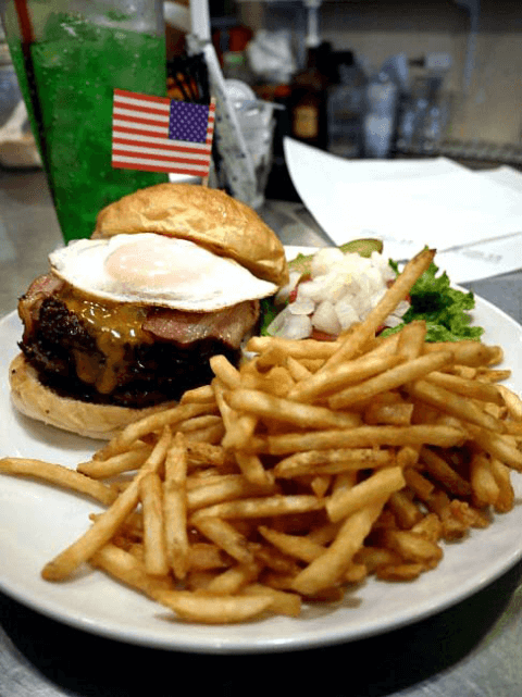 一人の食事にピッタリ！　お腹が空いたらファストフードの定番、ハンバーガーで決まり！#5