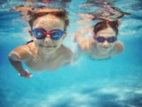 子供に水色の水着を着せて海やプールを泳がせない方がいい理由。水泳インストラクターが解説