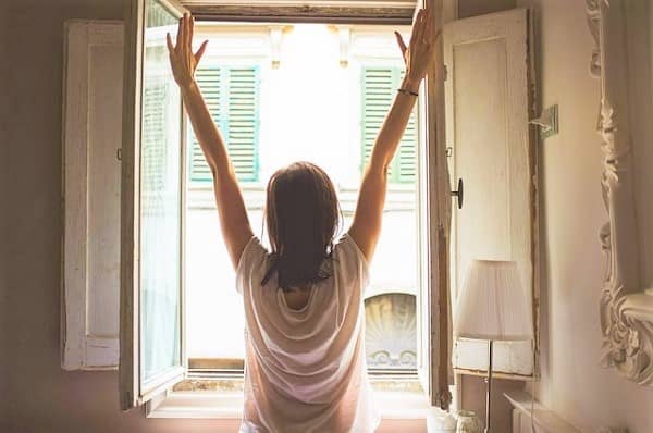 快晴に喜ぶ女性の画像