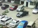 なぜそうなった！　中国でバック駐車しようとした車、ぶつけまくる結末に