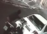 駐車中の車にバイクが高速激突⇒　ツッコミどころだらけの展開に