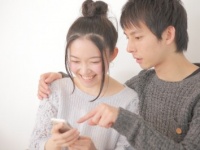 「ねぇ、携帯見せて？」突然、彼氏にお願いされたら、拒否する女子●●％