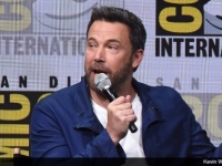 バットマン役ベン・アフレックが、DC映画から離脱するとの噂を一笑