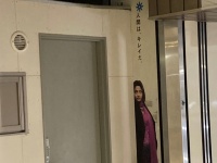 なんで消さないの...？　渋谷駅の片隅に、ひとり佇み続ける女性の謎を追う