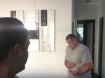 面白ドッキリ動画！　父ちゃんに突然“生卵”を投げてみると？