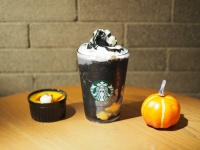 真っ黒の味の正体は……？　スタバ、ハロウィン限定フラペチーノはギャップがありすぎた
