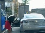 女性が車に給油しようとしている。　→しかし絶対に給油出来ないワケがあった…。
