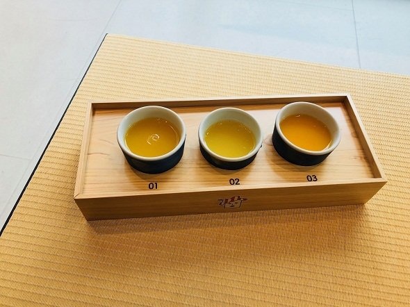 飲み比べ用のコップも素敵です（左から甘夏、河内晩柑、温州、2018年7月記者撮影）