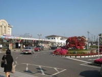 館林駅前広場（Taketarouさん撮影、Wikimedia Commons