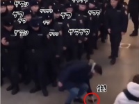 じゅ、銃！？士官候補生らが並んでいる横で普通に銃を落とした男性