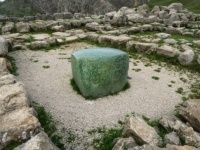 ペタペタ触ると願いが叶う？ヒッタイト王国の古代遺跡に置かれた謎の石