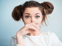 クサッ、キスできねぇ！「口臭女子」になる4つのNG習慣