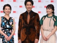 NHK和久田麻由子アナウンサー、大泉洋、川口春奈(c)第72回NHK紅白歌合戦