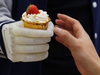 触っている感覚がわかる。神経機能付きの高性能で低価格な義手が開発される