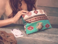 男子がジャッジ！　「清潔感のある女性」が持ち歩いているモノ