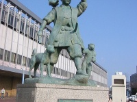 岡山駅前に立つ桃太郎一行の像　画像は「Wikipedia」より引用
