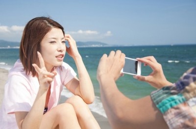 彼氏が友だちにあなたの写メを見せていたら……！　「うれしい」女性は36％！