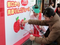 蛇口から青森りんごジュース試飲風景。写真はイメージ（画像提供：青森市役所）