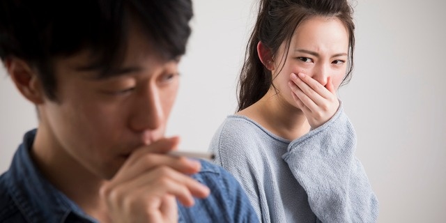 他人のタバコが気になる女性