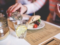 今、何て言ったの……？　　デートで男性が飲み物は水でいいと言うのは「アリ」or「ナシ」？