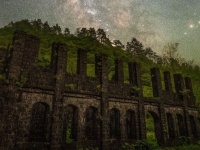 まるで「ハテノ砦」みたい...　真っ暗な森を抜けた先、星空の下で待っていた「鉱山跡」が神秘的