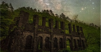まるで「ハテノ砦」みたい...　真っ暗な森を抜けた先、星空の下で待っていた「鉱山跡」が神秘的