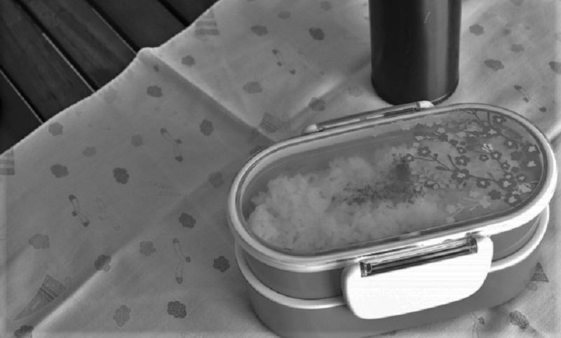 「母が作る『茶色いおかず』のお弁当。恥ずかしくて隠していたら、いつも意地悪な男の子が...」（愛媛県・40代女性）