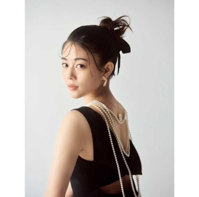 高畑充希　下着 画像)”どの写真も全部素敵...”高畑充希、美背中際立つワンピースにパールのアクセサリーで大人の色気漂うショット公開 - デイリーニュースオンライン