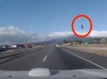 上から迫る脅威。　前方を走る車の後輪のタイヤが外れてしまい…