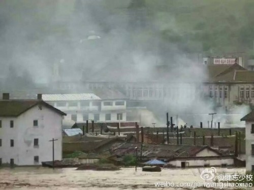 水没し土煙があがる南陽の市街地（画像：微博）