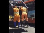 お尻で渋滞発生！　ゴミ収集の美人清掃員による“尻振りダンス”がエロい