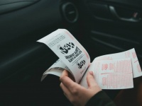 宝くじに当選した男性、取材で再現シーンを撮影したところ、その時買った宝くじが再び大当たり