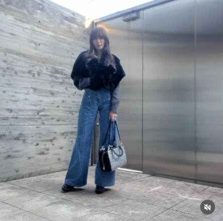 工藤静香 自宅でヴィトンからの贈り物コーデ まるでギャラリーのような壁が