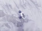 こんな所を登っちゃうのか…！　反り立つ砂山の崖をグイグイ登る四輪バギー。