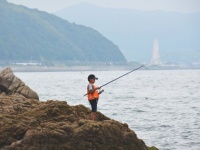 安全に海水浴を楽しむために...　「大人だから」「泳げるから」と油断せず、ライフジャケットを着用しよう