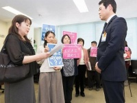 要望書を渡す「横浜いじめ放置に抗議する市民の会」