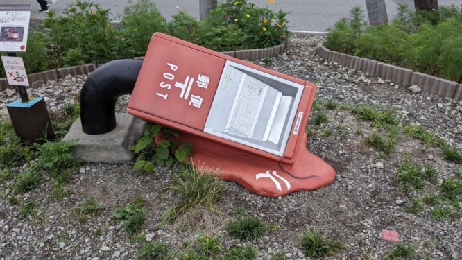 「溶けるポスト」というオブジェだった（画像は再掲）