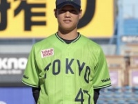 「TOKYOシリーズ」ユニフォームを着用する高橋奎二