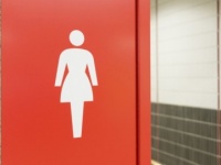 ○○チェック！　デート中、彼には秘密で「トイレ」でやっていること4つ