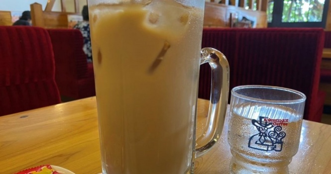 飲みきれる猛者は存在するのか...？　コメダの「でらたっぷり」ドリンクが、いくらなんでもデカすぎる！