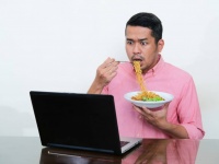 夜食は太るは本当だった。夜遅くに食べると空腹感が増し脂肪組織が変化することが判明