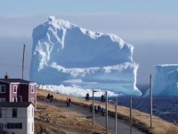カナダの小さな町の海岸沖に巨大な氷山が出現！