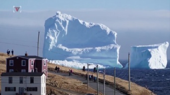 カナダの小さな町の海岸沖に巨大な氷山が出現！