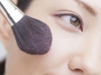 火照っているわけじゃないの！　「チーク」をつけるときの失敗談・困りごとって？