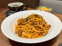 炭火の香ばしさがたまらない！　珈琲館の新作「炭火焼ビーフとしめじの贅沢ボロネーゼ」はやみつきになるおいしさ