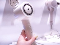 ヘアアイロンはもう不要!?　「乾かす＆セット」を1台で完結、新発想のFESTINO「ツヤニュアンス ドライヤー」がズボラ女子に最適