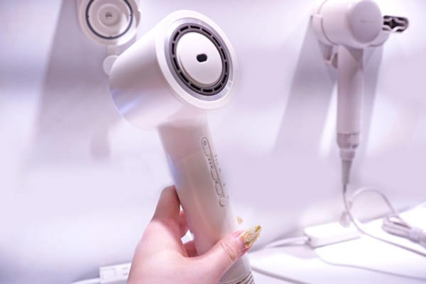 ヘアアイロンはもう不要!?　「乾かす＆セット」を1台で完結、新発想のFESTINO「ツヤニュアンス ドライヤー」がズボラ女子に最適