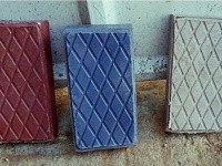 廃棄プラスチックをコンクリートよりも強固なレンガにリサイクルする試み（ケニア）